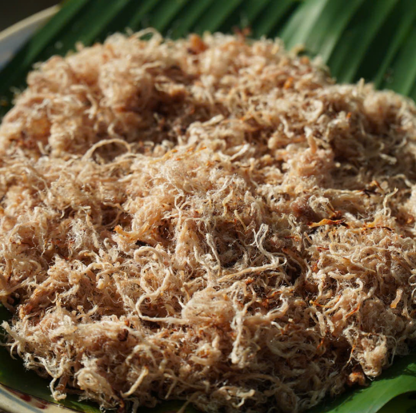 Cận cảnh sợi thịt heo rang cháy cạnh